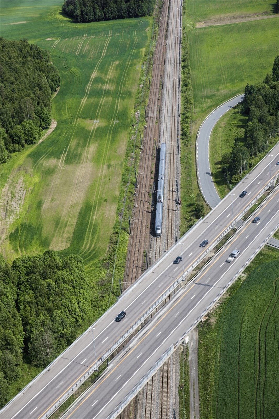 Råholt ligger sentralt til i forhold til infrastruktur som tog og motorvei. Råholt - Gardermoen: bil/20 min - tog/5 min. Råholt - Oslo; bil/Helsfyr 43 min - tog/Oslo S 30 min. Galleribilde