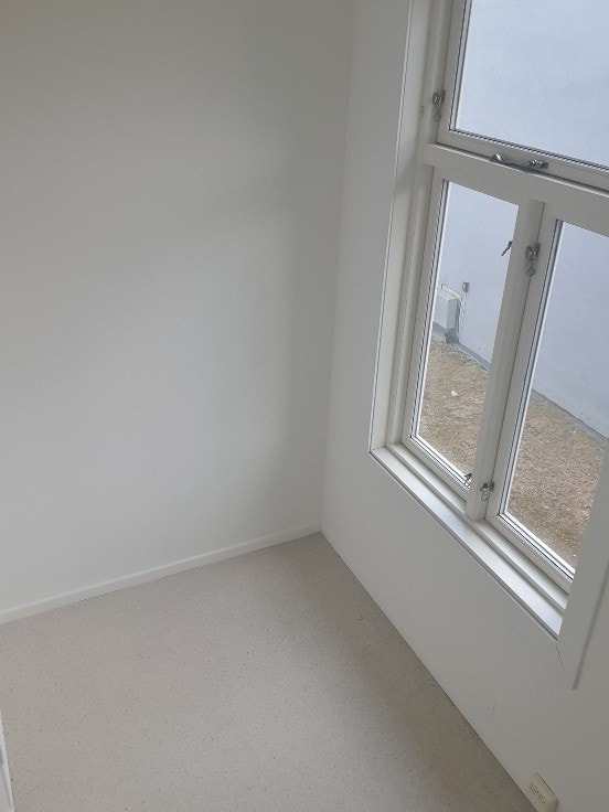 Lite sov/kontor/lager annen vinkel Galleribilde