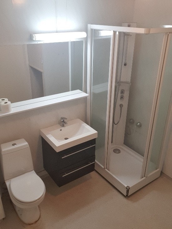 Bad med dusj, wc og servant Galleribilde