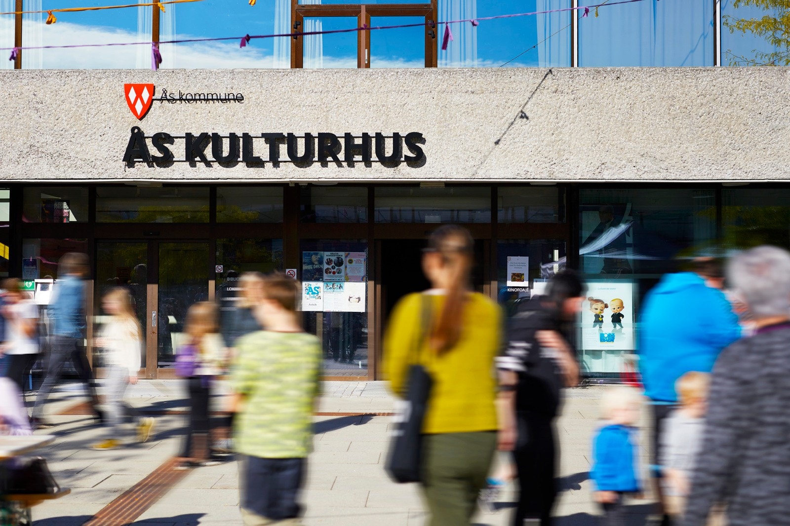 Ås er kjent for sitt gode kulturtilbud. I Ås kulturhus finner du både kino, teatersal og utstillinger. Galleribilde