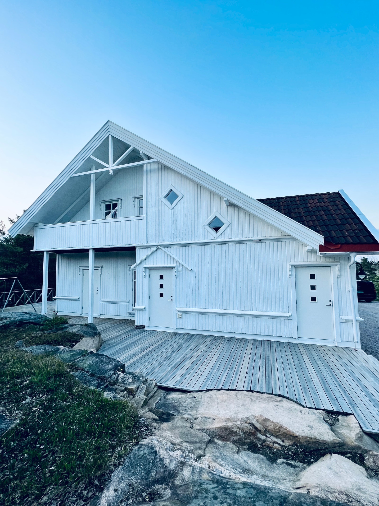 Egen inngang, veranda i 2 etg., og stor usjenert uteplass. Galleribilde