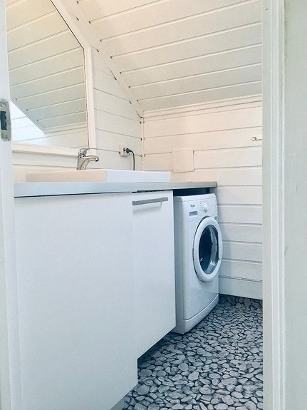 Lyst og trivelig bad med takvindu, dusjkabinett og vaskemaskin. God skapplass. Galleribilde