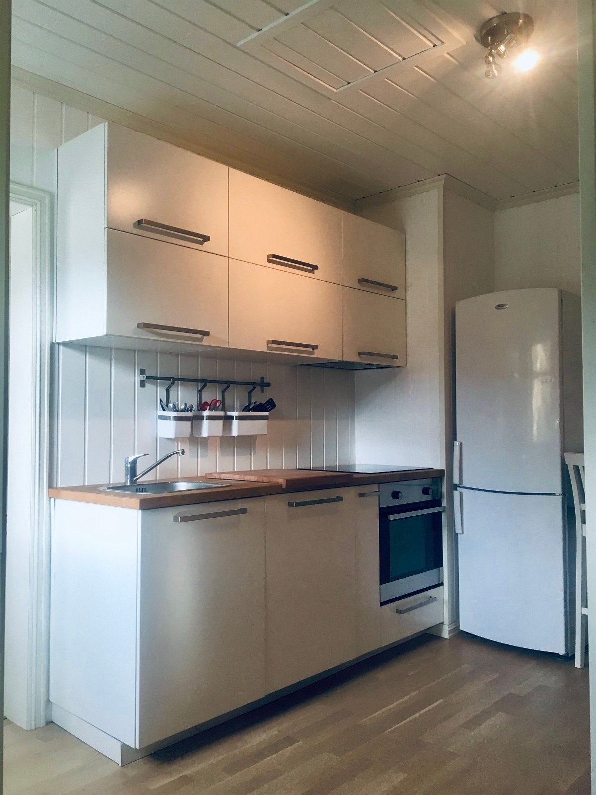 Kjøkken med komfyr, keramisk platetopp og integrert oppvaskmaskin. Galleribilde