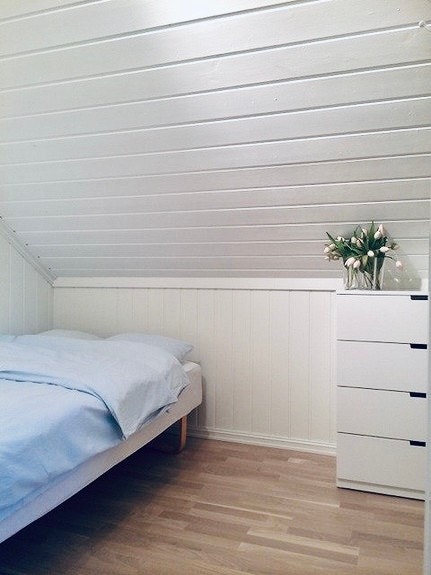 Soverom med plass til dobbeltseng, kommode/ nattbord og annen oppbevaring. Galleribilde