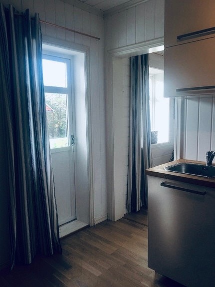 Utgang fra kjøkkenet til egen overbygget og usjenert veranda. Galleribilde