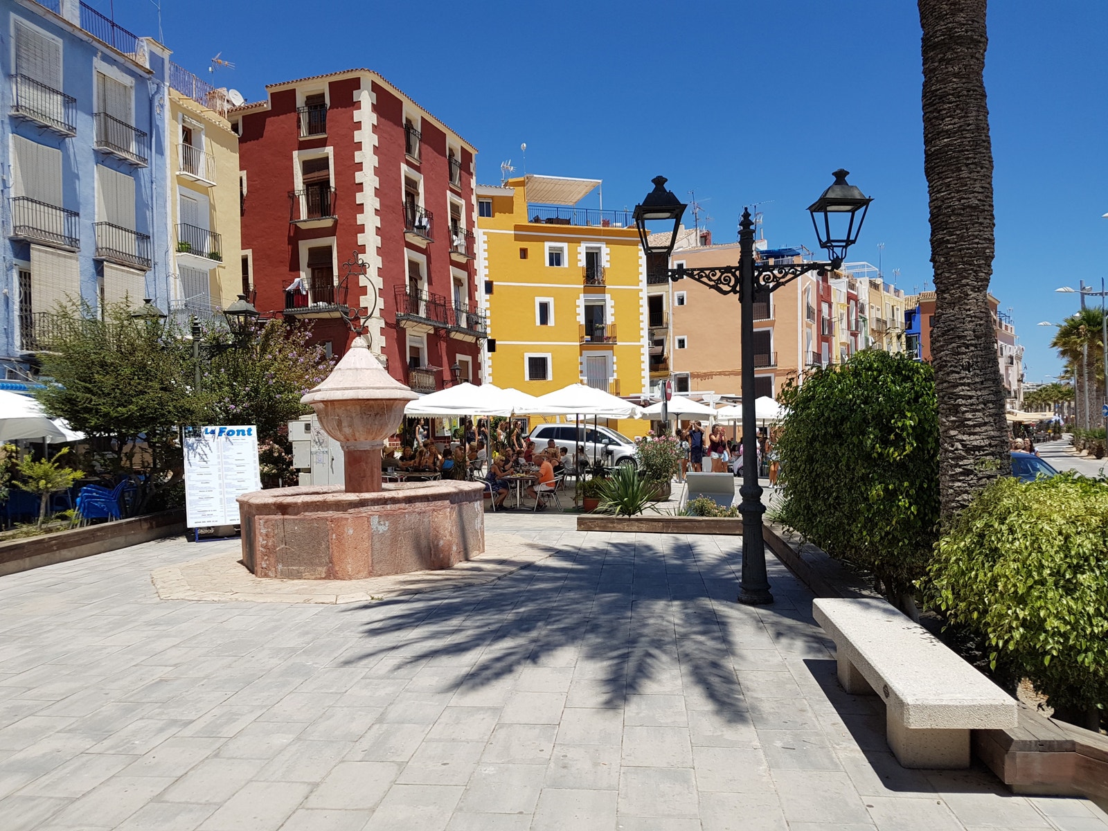 På torget St. Pere er det mange restauranter Galleribilde