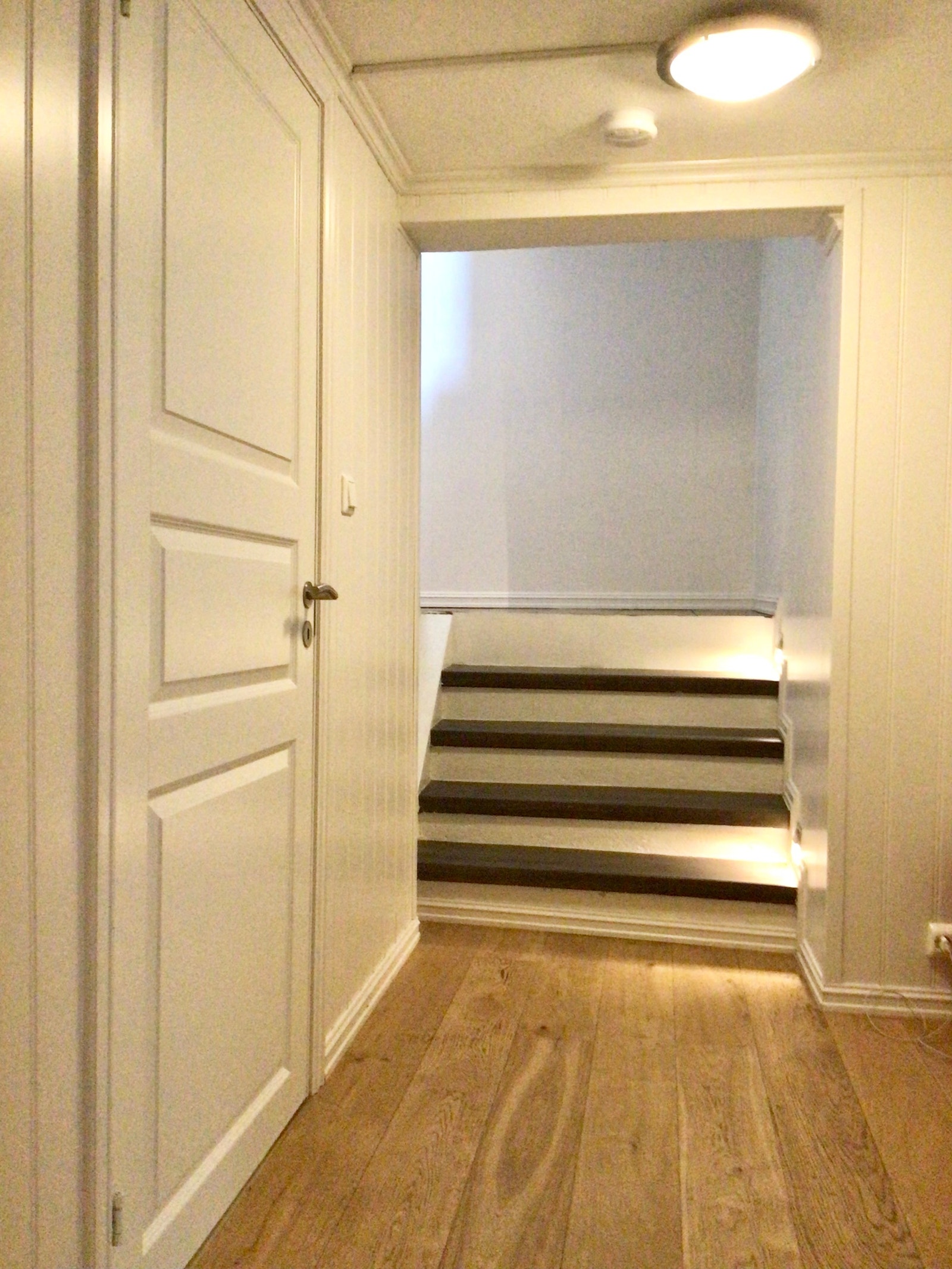 Nedgangen til sokkeletasjen med tre soverom, bad og vaskerom, samt grov-inngang Galleribilde