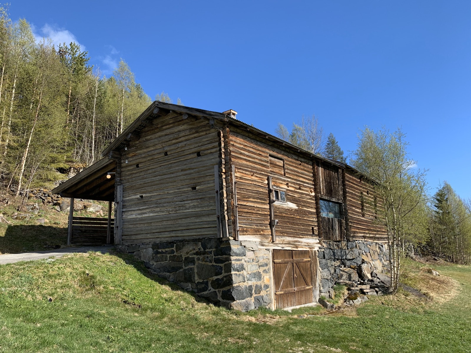 Gamle tømmerbygg - Bergskog gård Galleribilde