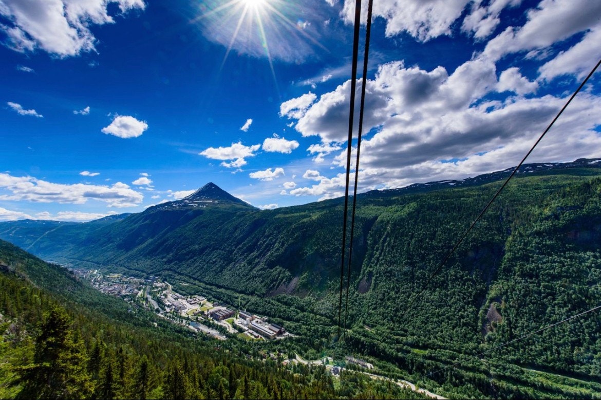 Rjukan by og Gaustatoppen Galleribilde