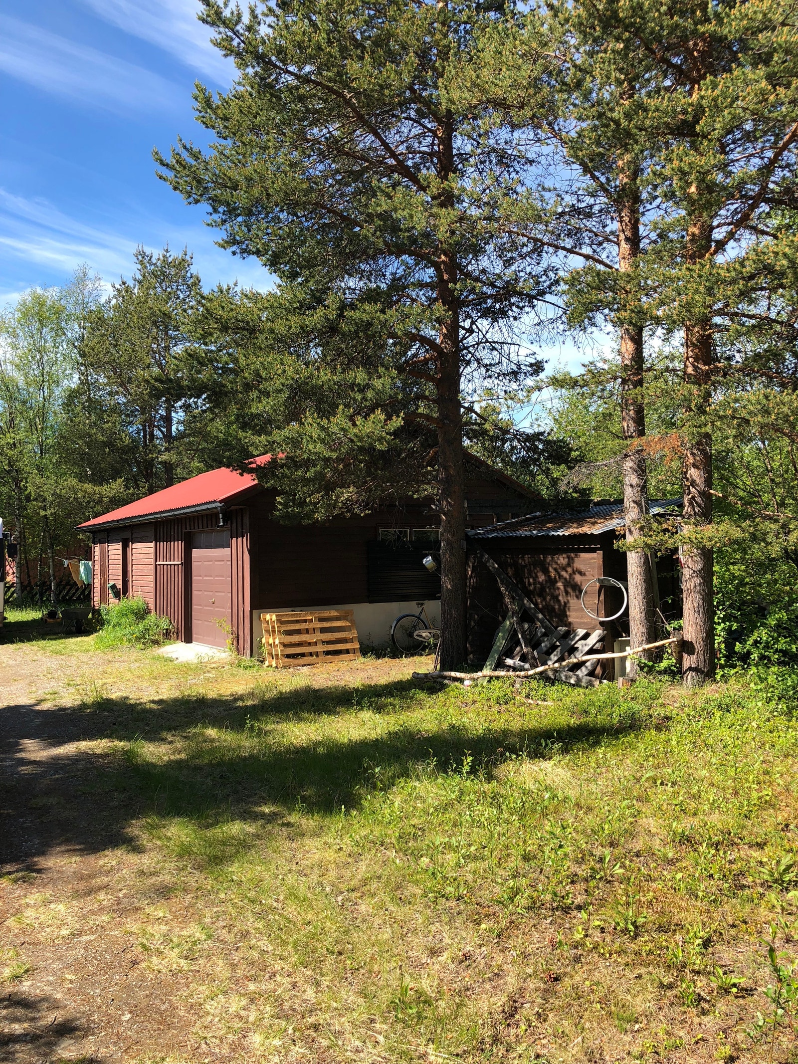 Uthus med verkstedsbod og garasje samt frittliggende vedbod Galleribilde