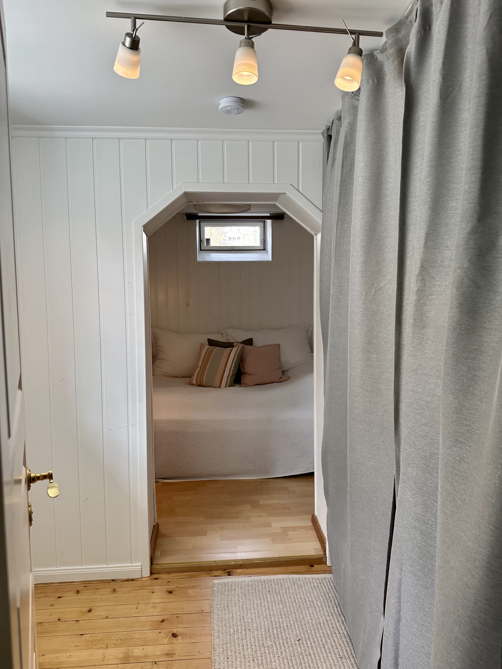 Walking closet/kontor foran soverom 2 Galleribilde