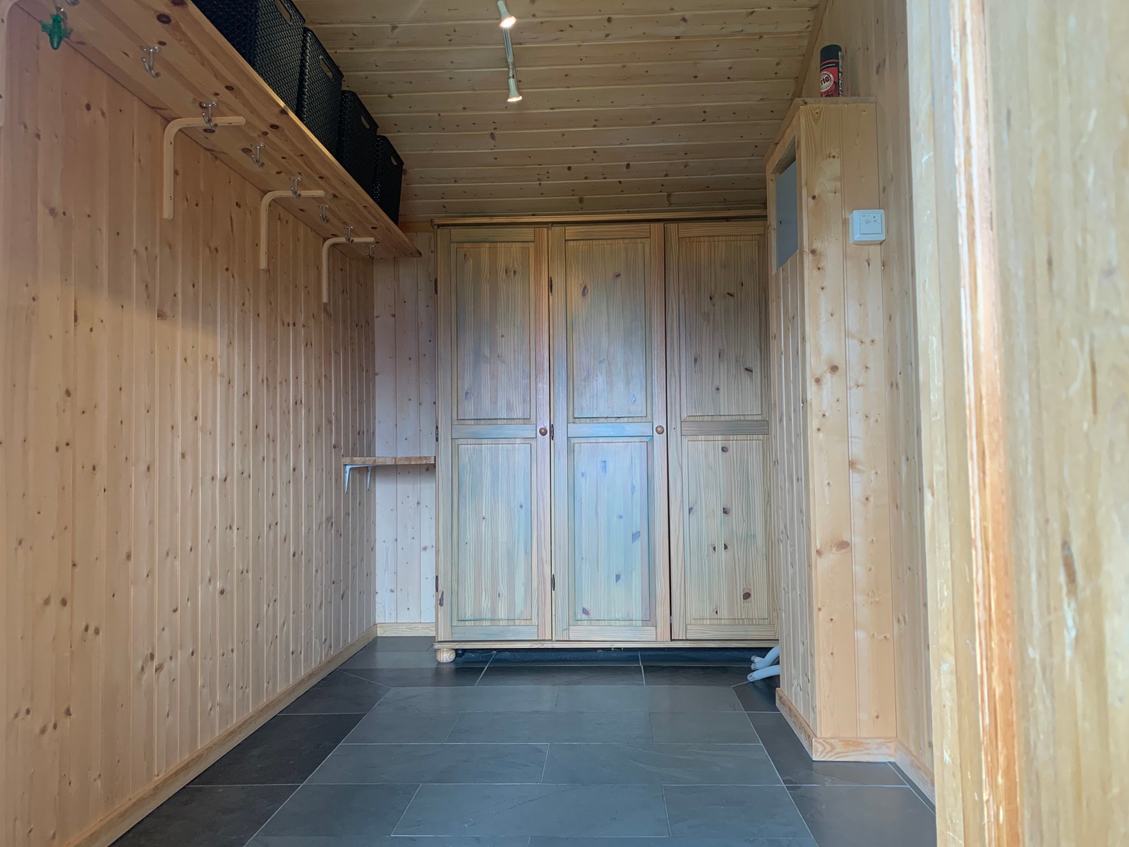 stor og romslig gang i hytte 8 Galleribilde