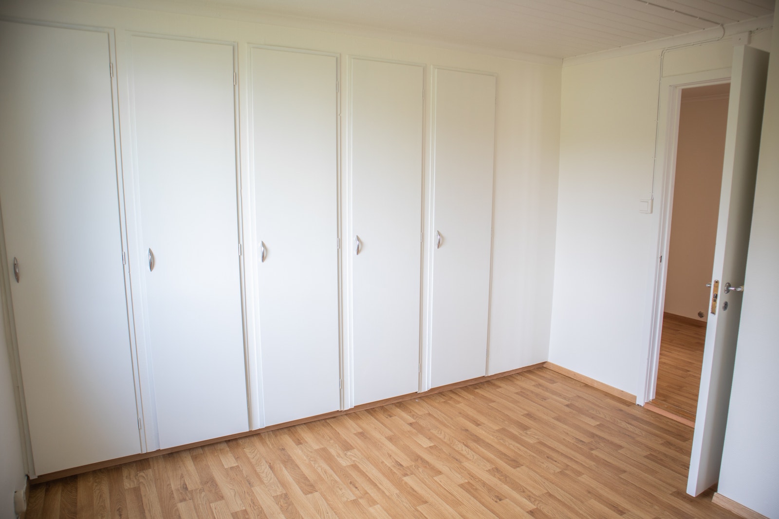 Soverom nede med skap Galleribilde