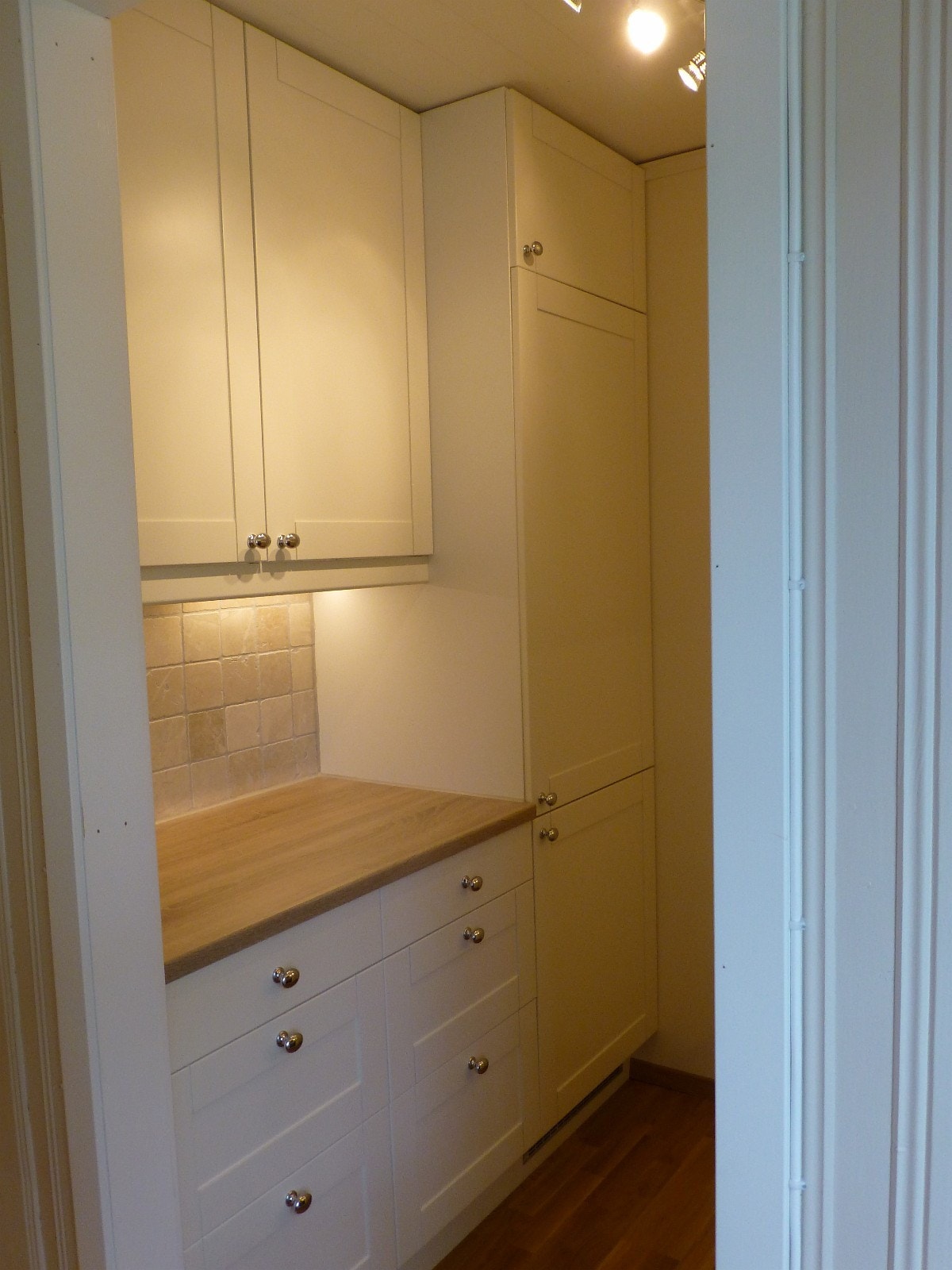 Kjøkkenet hat rikelig skapplass og et kombinert kjøle-/fryseskap Galleribilde