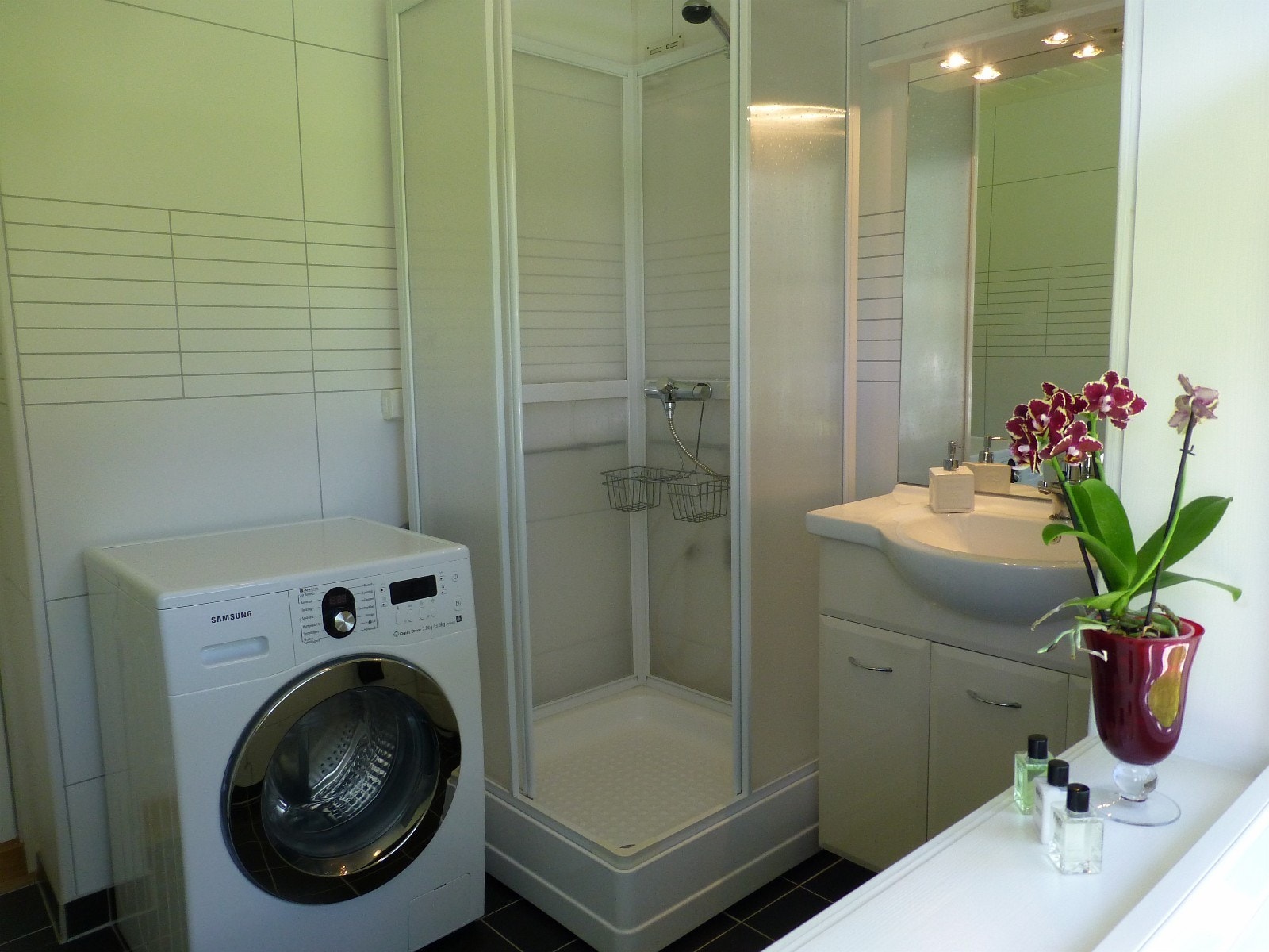 Bad med dusj og kombinert vaskemaskin/tørketrommel Galleribilde