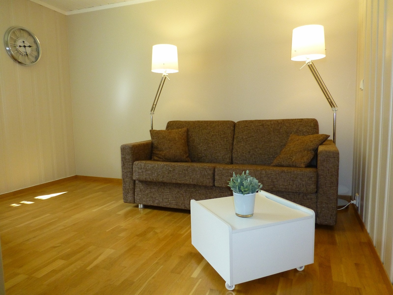 Stue med sovesofa samt bord med oppbevaring Galleribilde