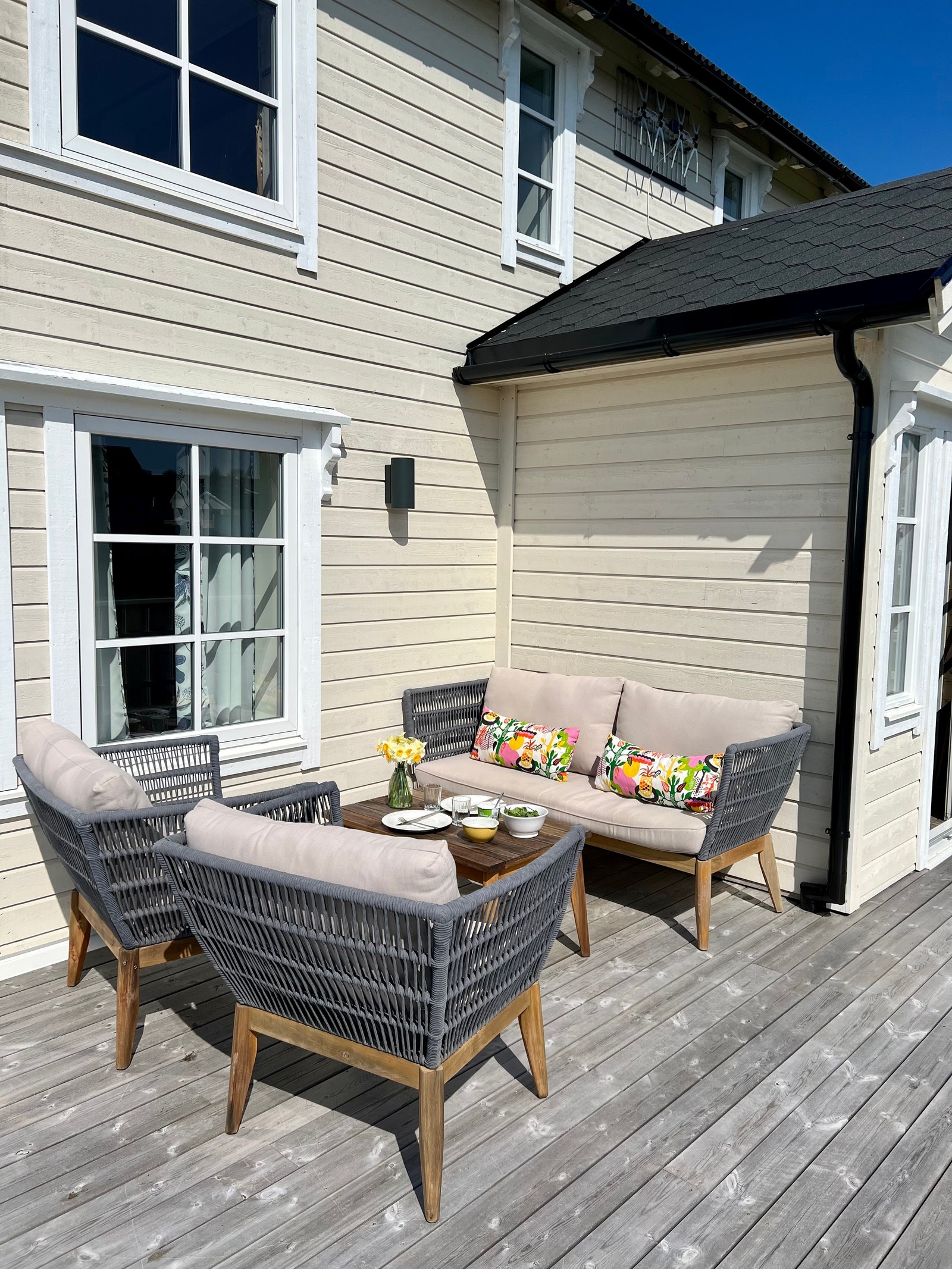 2 terrasser utenfor huset. Fin og lun krok med behagelig sittegruppe. Galleribilde