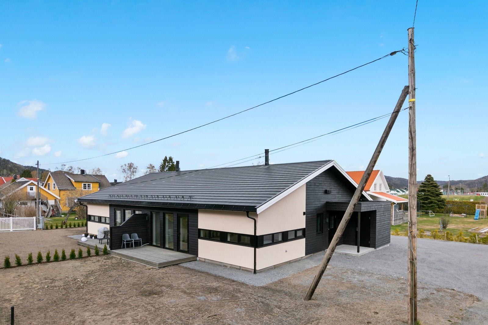 Umiddelbar nærhet til skole, dagligvare og turområder. Gårdsplassen er gruset og tomta blir sådd. Galleribilde