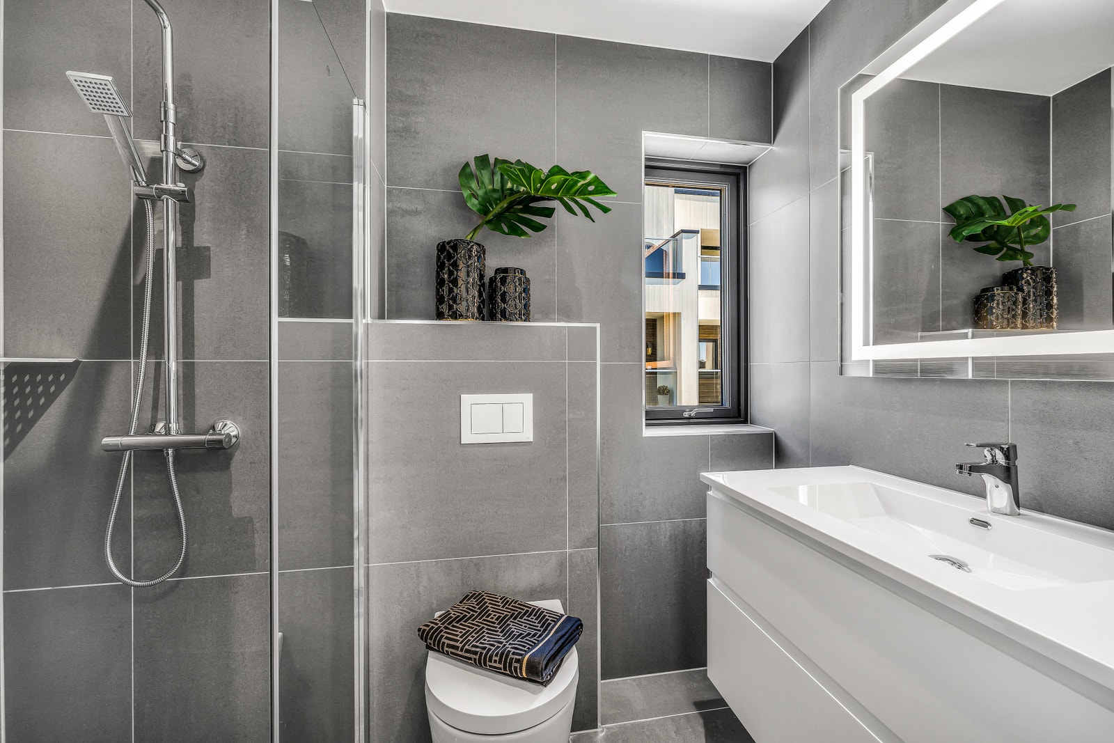 Boligene får romslige og delikate hovedbad, med
varmekabler i gulv, fliser på gulv og vegg og elegant
baderomsinnredning, fot fra første byggetrinn. Galleribilde