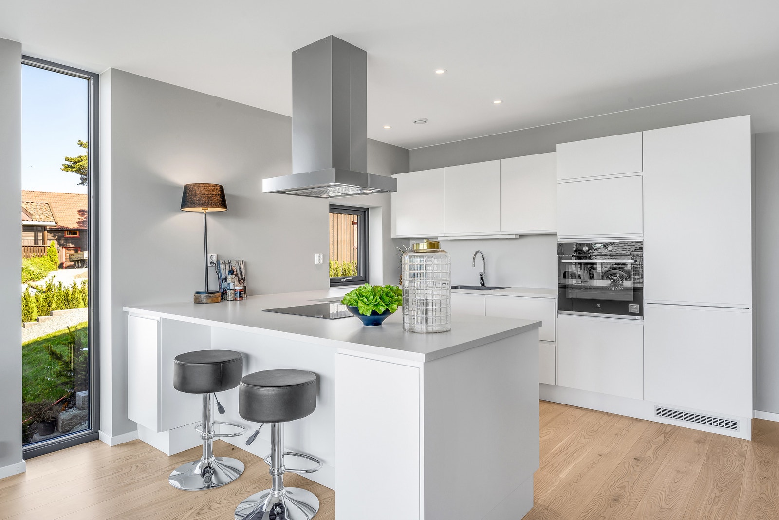 Boligene leveres med flotte kjøkken fra det danske
kvalitetsmerket Aubo. Valgt kjøkkenmodell er Unik hvit, stilrene og klassiske kjøkkenfronter som gir et elegant utseende. Kjøkkenet er i svært slitesterk kvalitet, og enkelt å rengjøre. Galleribilde