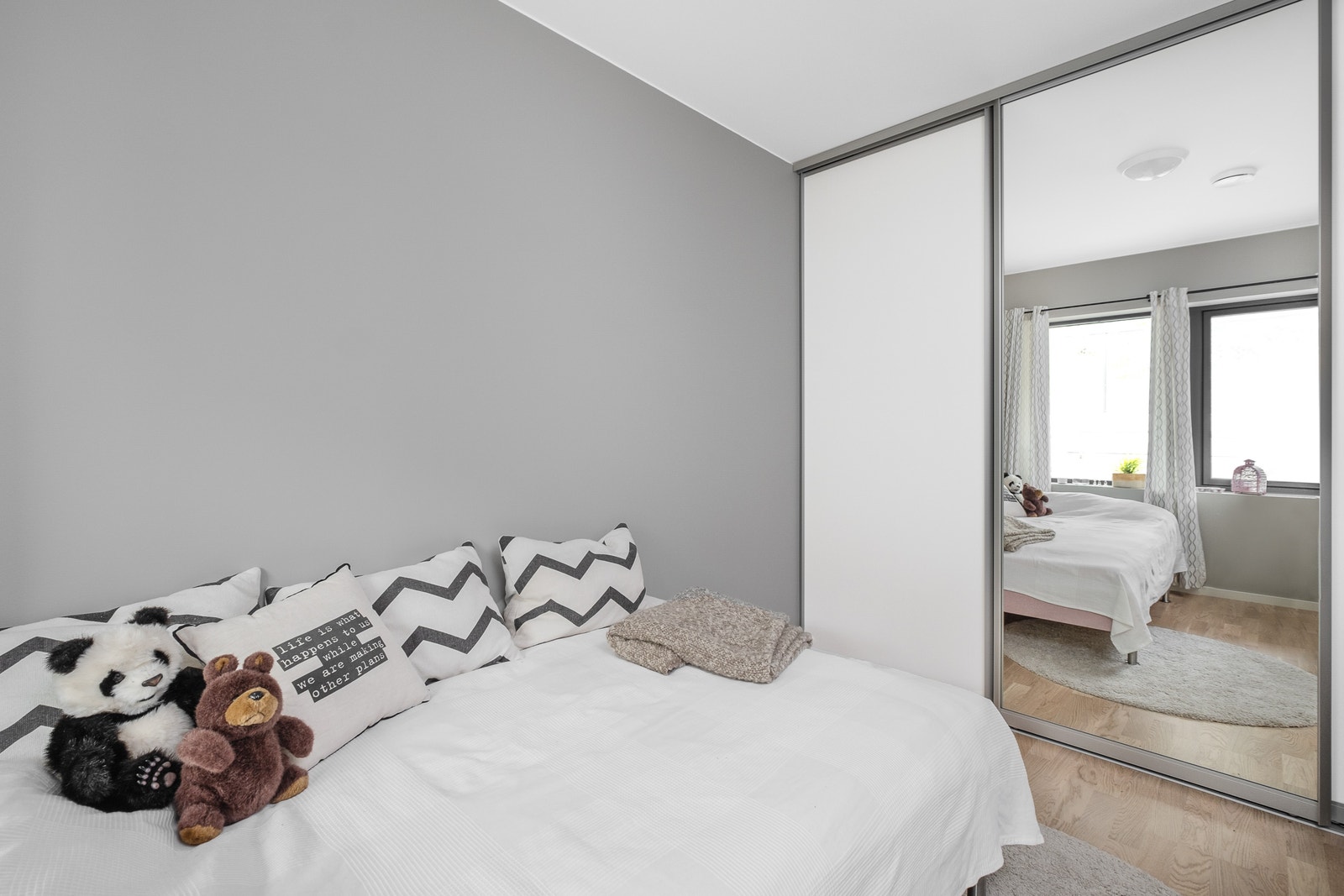 Romslig soverom. Foto fra andre byggetrinn. Galleribilde