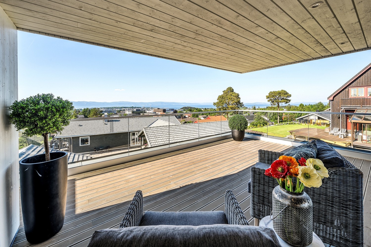 Solrik terrasse. Galleribilde