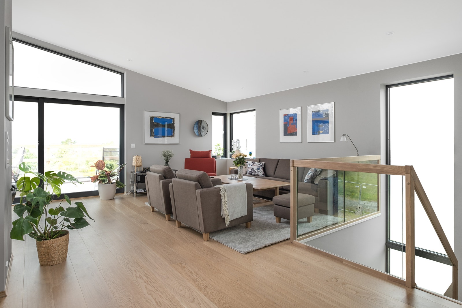 Store vindusflater fra gulv til tak gir en lys og trivelig romfølelse. Foto fra bolig i andre byggetrinn. Det tredje byggetrinnet vil ha lik leveranse som byggetrinn 1 og 2. Galleribilde