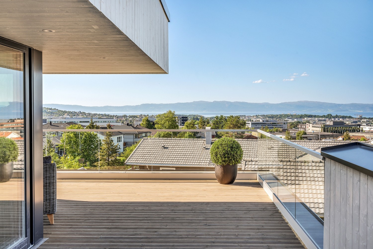 Stor terrasse med fantastisk utsikt, foto fra første byggetrinn. Galleribilde
