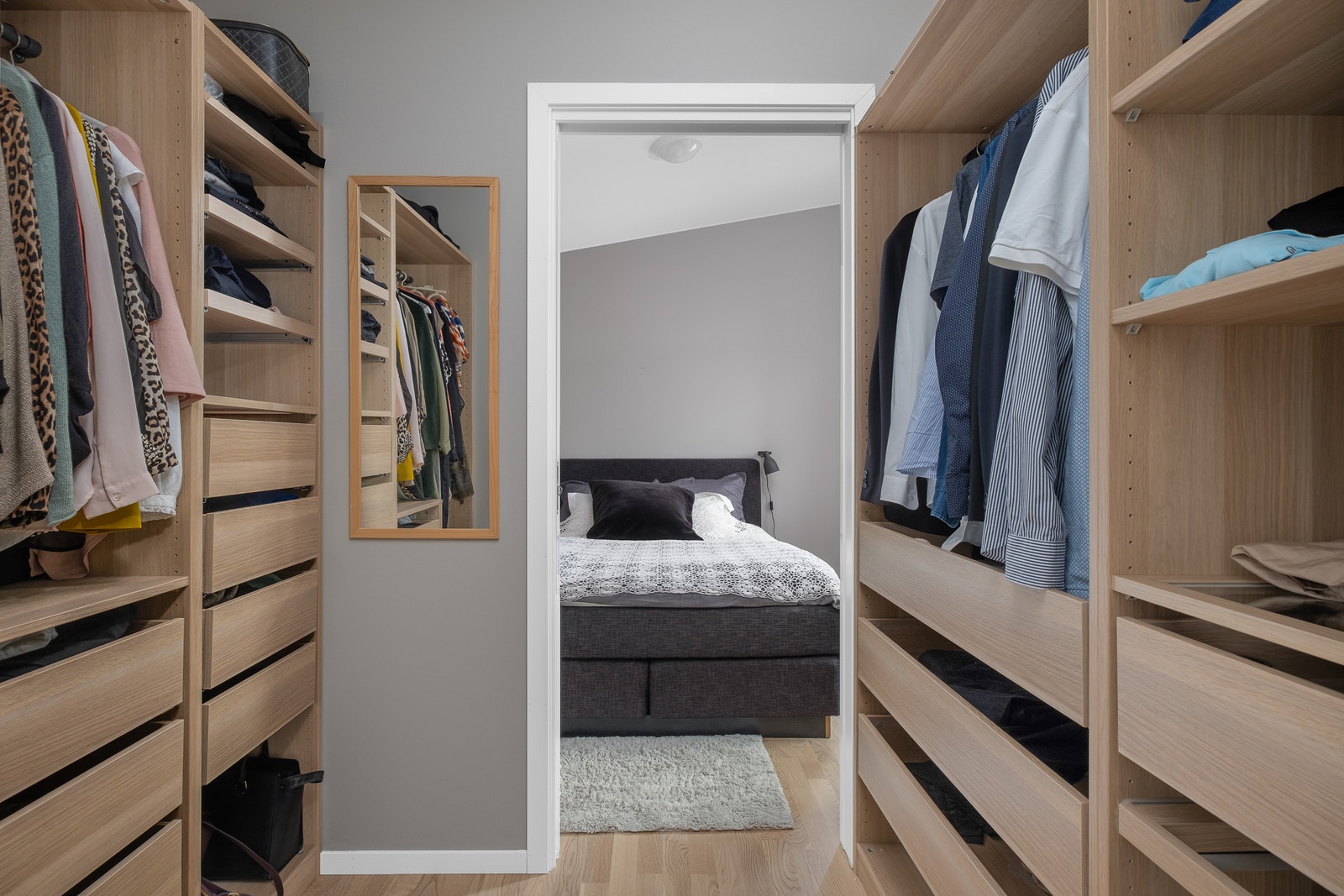 Det største soverommet har egen walk-in-closet. Foto fra eksisterende bolig av samme type. Galleribilde