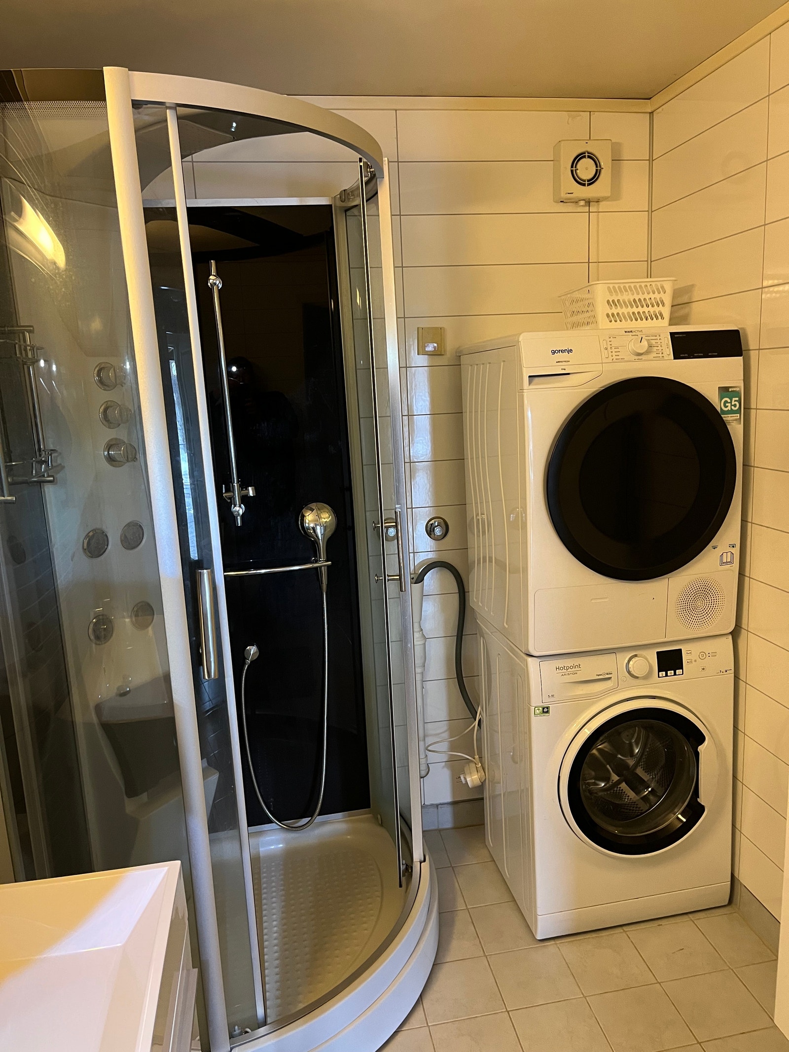 Bad med vaskemaskin og tørketrommel. Galleribilde