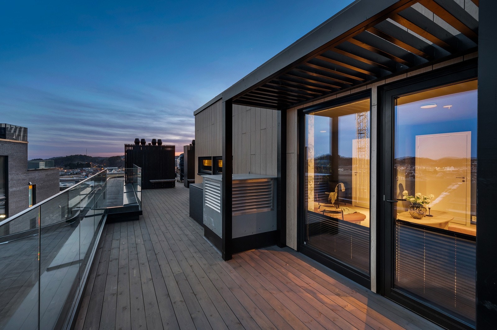 Utgang fra fellesstuen til fellestakterrasse Galleribilde