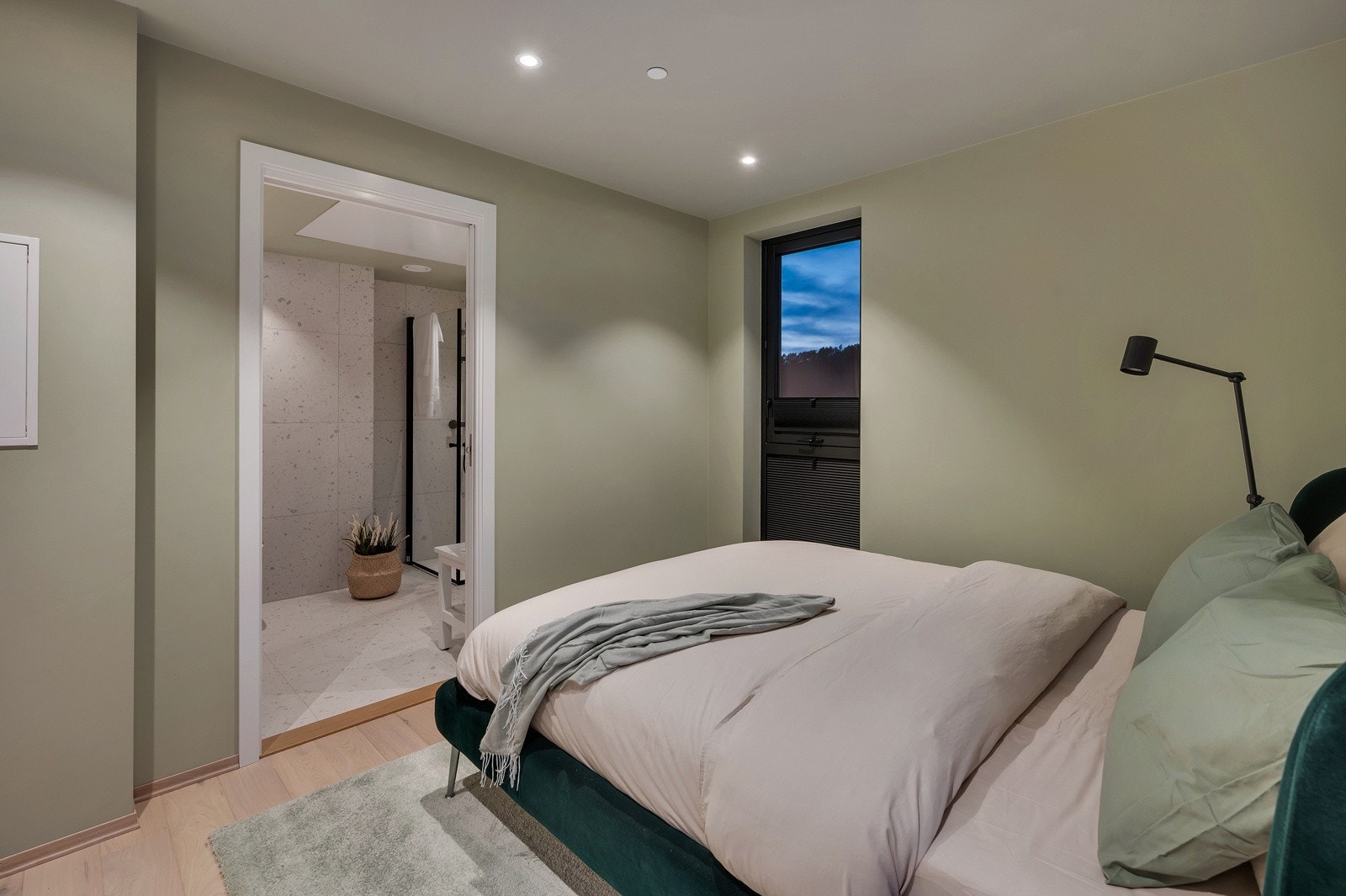 Felles hotell rom som kan leies sammen med eller uten fellesstuen Galleribilde