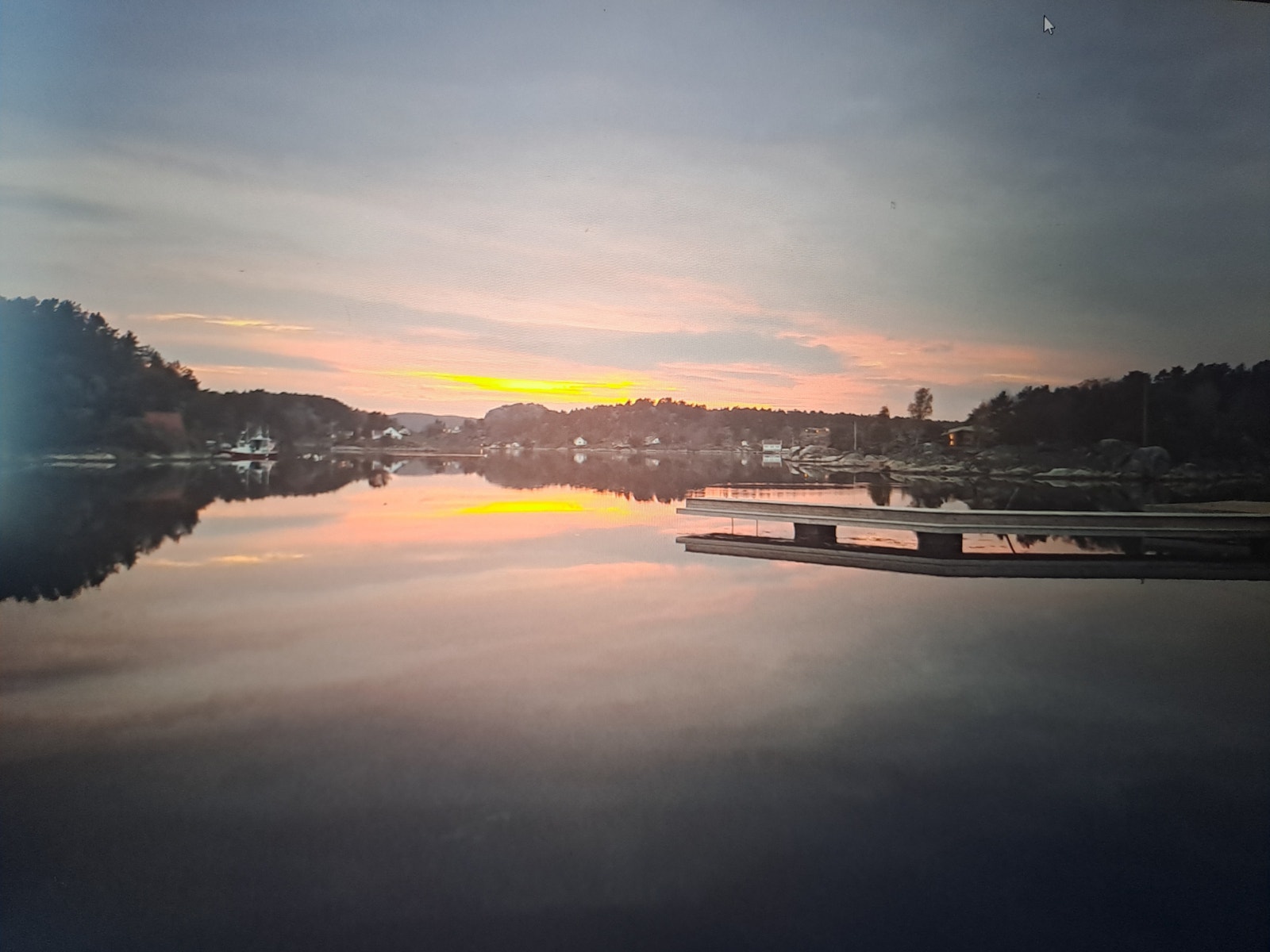 Kveldsol fra bryggen mot bukten Galleribilde