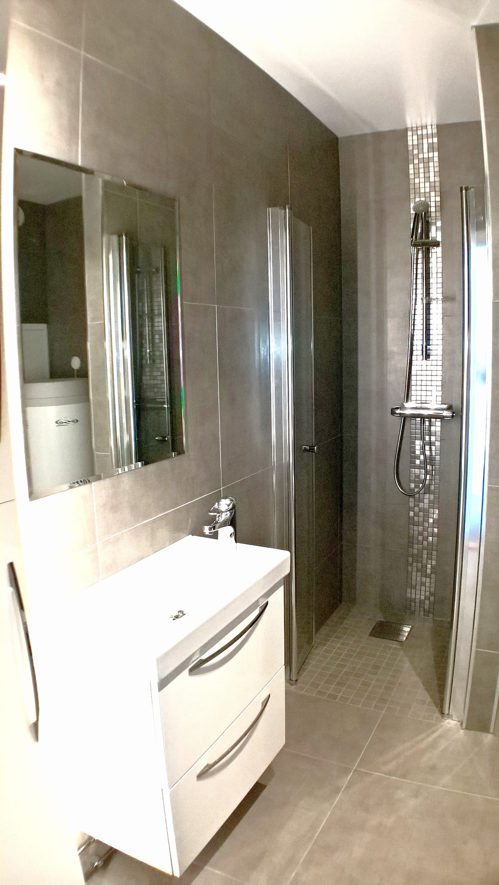 Romslig moderne fliselagt bad Galleribilde