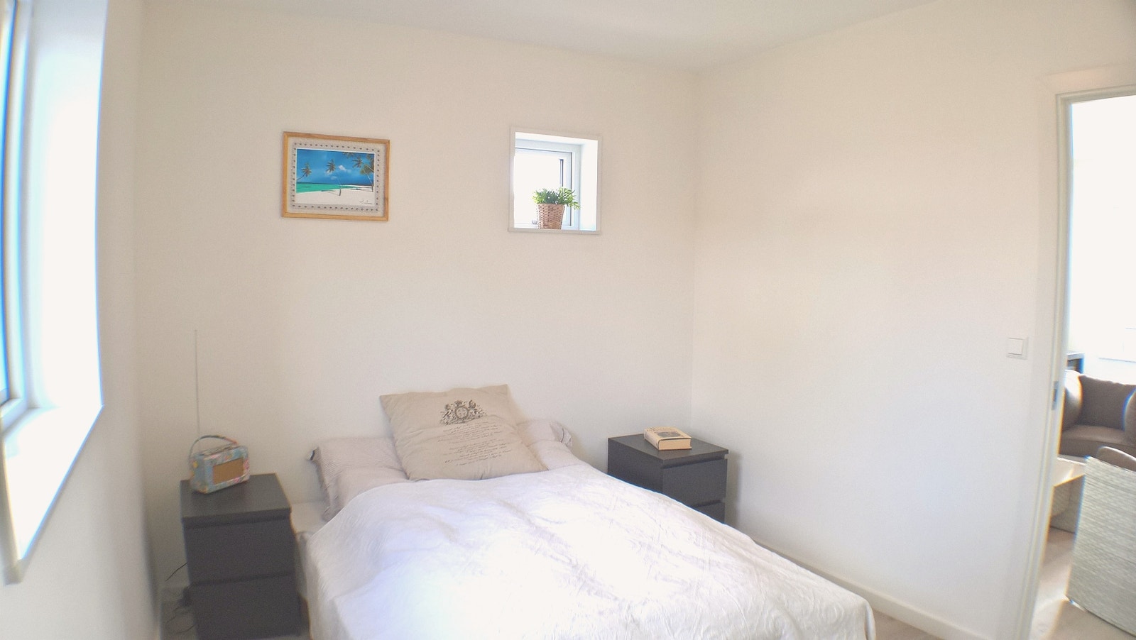 Hovedsoverom har stort vindu mot nord og mye skapplass Galleribilde