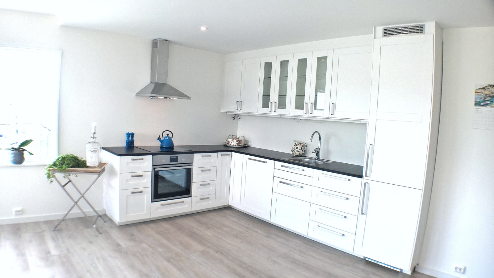 Kjøkken m innbygnings komfyr, oppvaskmaskin og kjøleskap/fryser Galleribilde