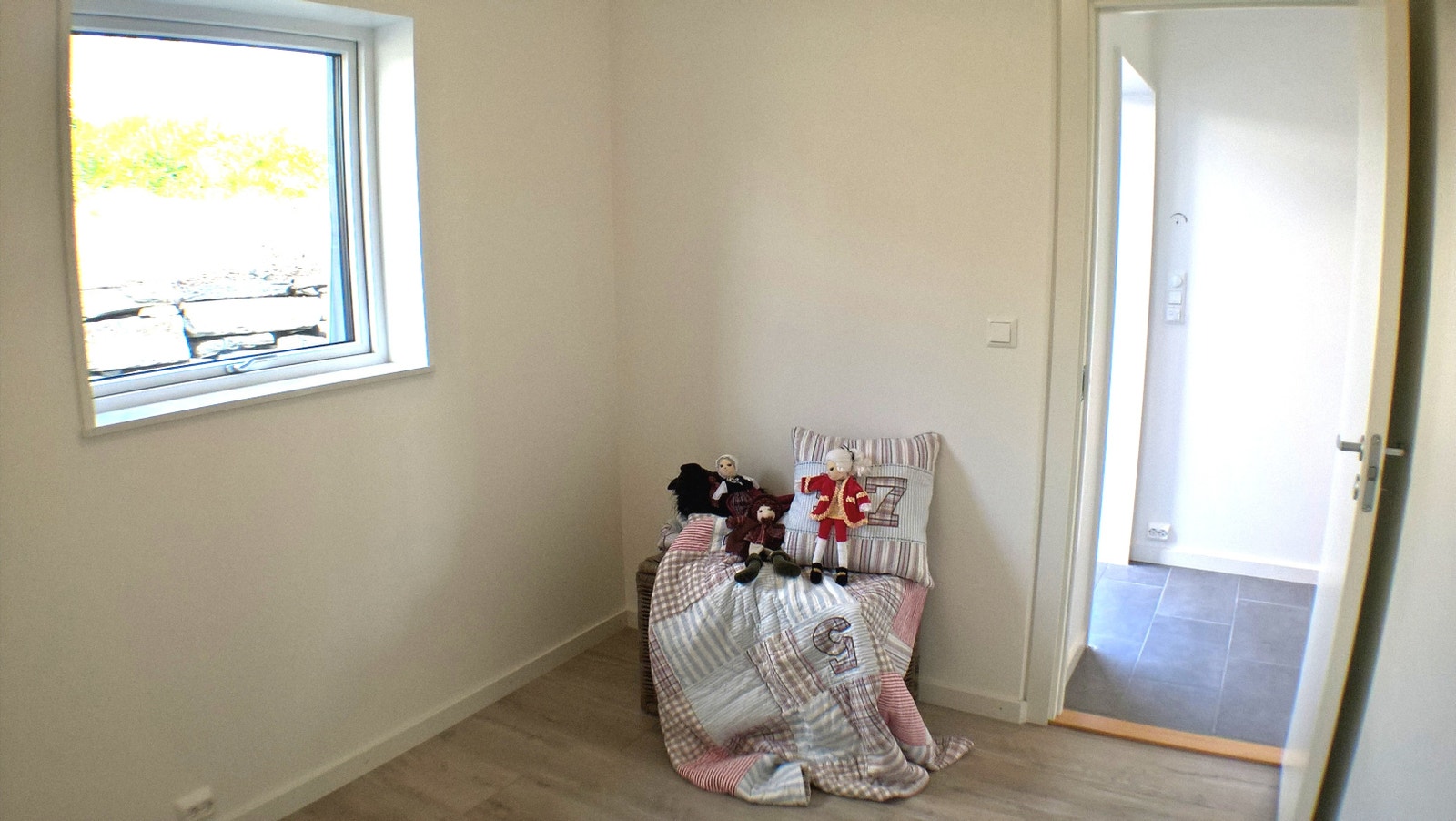 Soverom 2 har stort klesskap Galleribilde