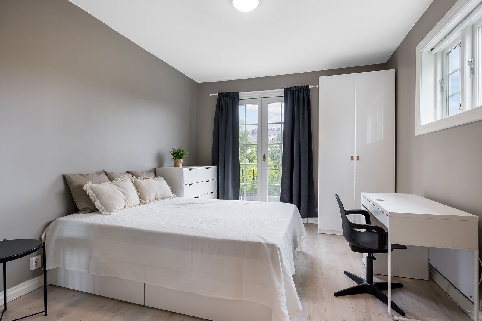 Rom 5 - UTLEID - JENTE Galleribilde