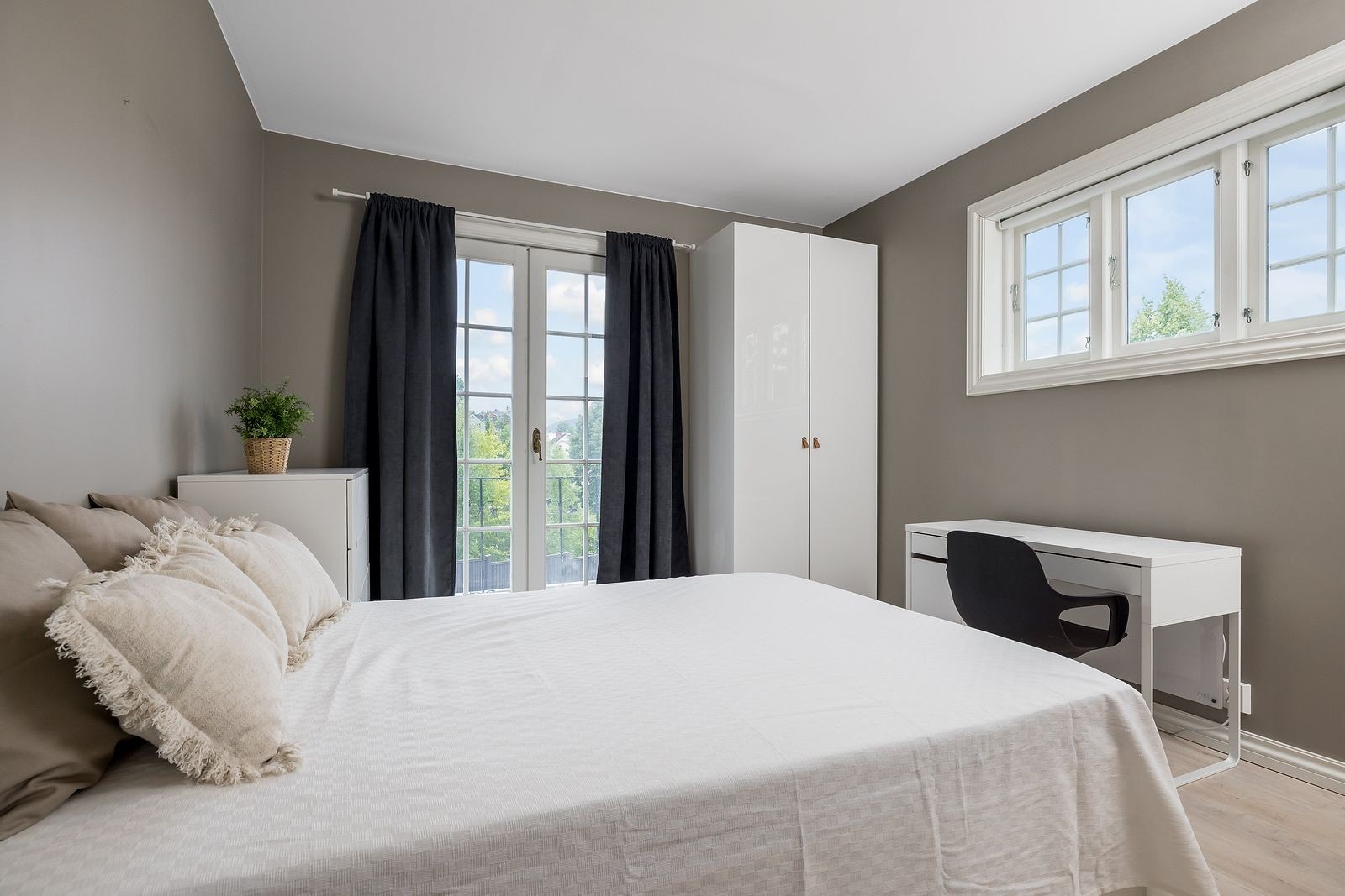 Rom 5 - UTLEID - JENTE Galleribilde