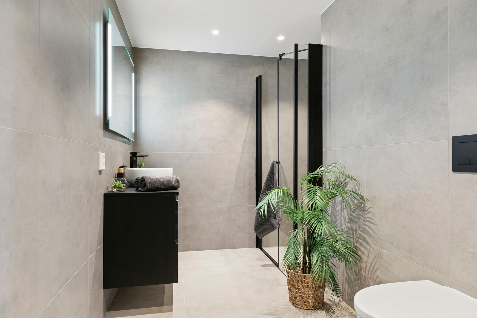 Stilfullt bad med sorte detaljer som tilvalg. Galleribilde