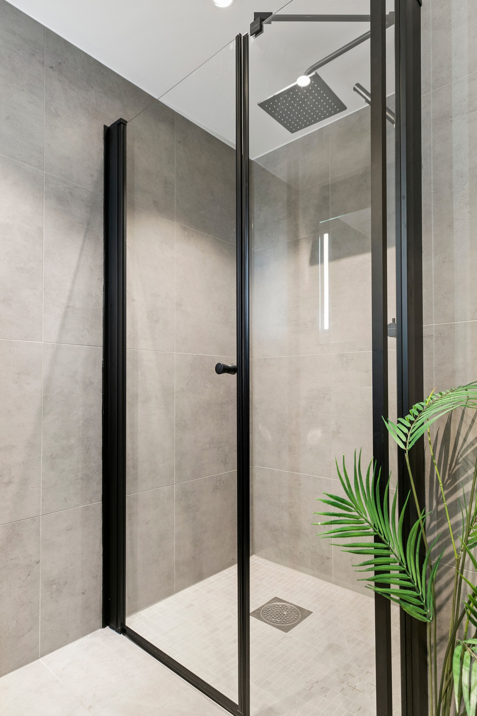 Stilfullt bad med sorte detaljer som tilvalg. Galleribilde