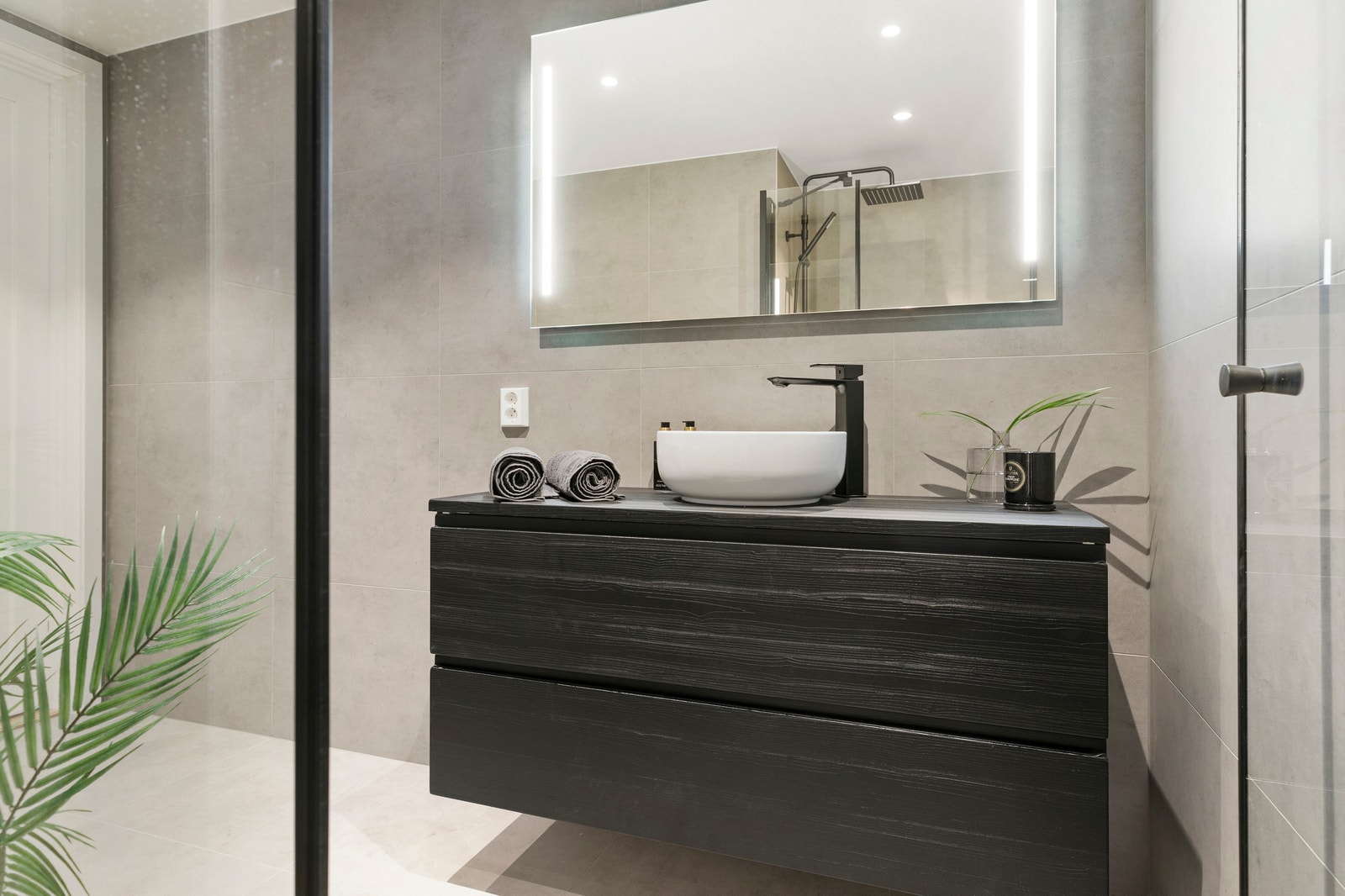 Stilfullt bad med sorte detaljer som tilvalg. Galleribilde