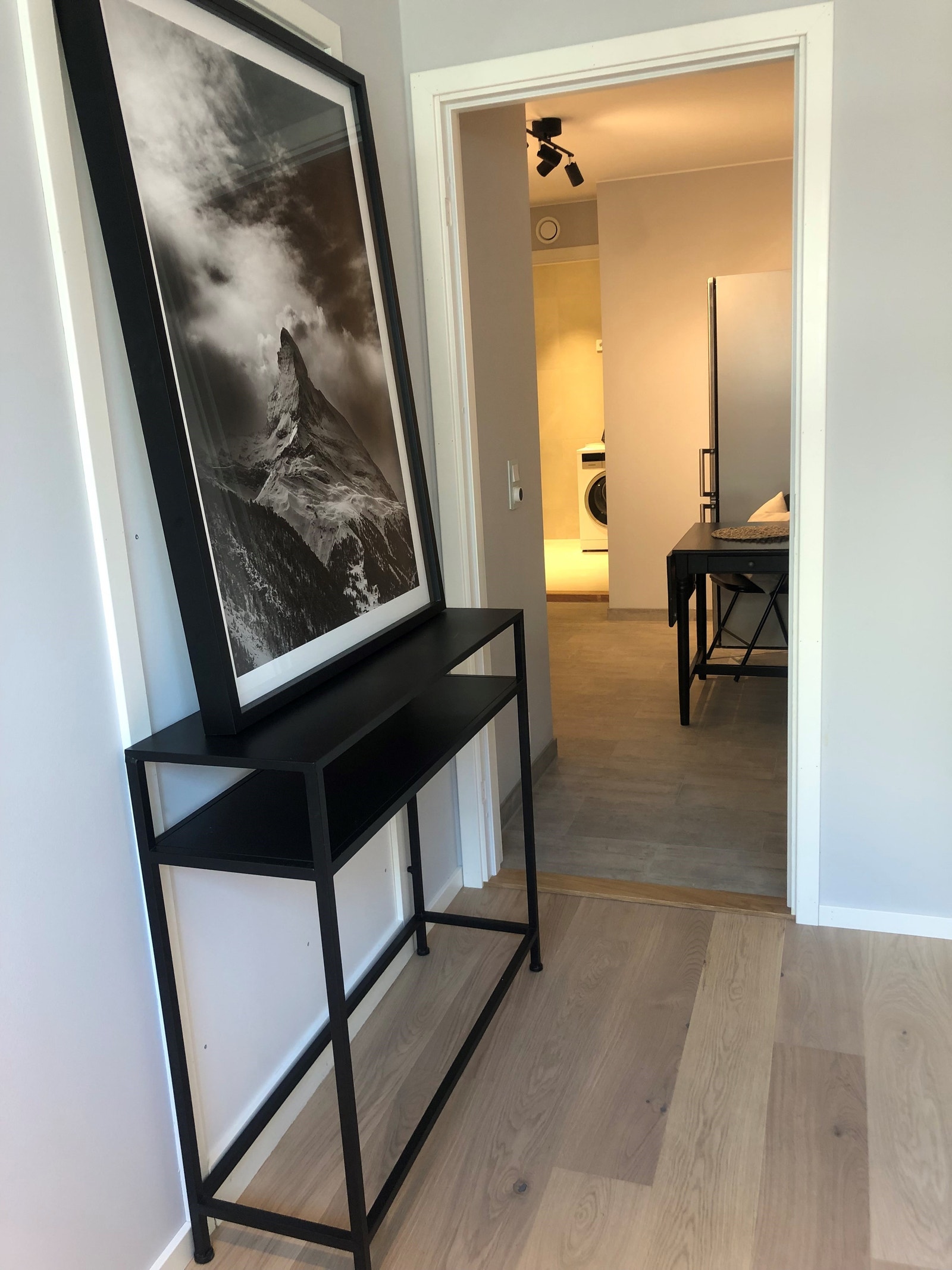 Praktisk bod med fin plass til oppbevaring Galleribilde