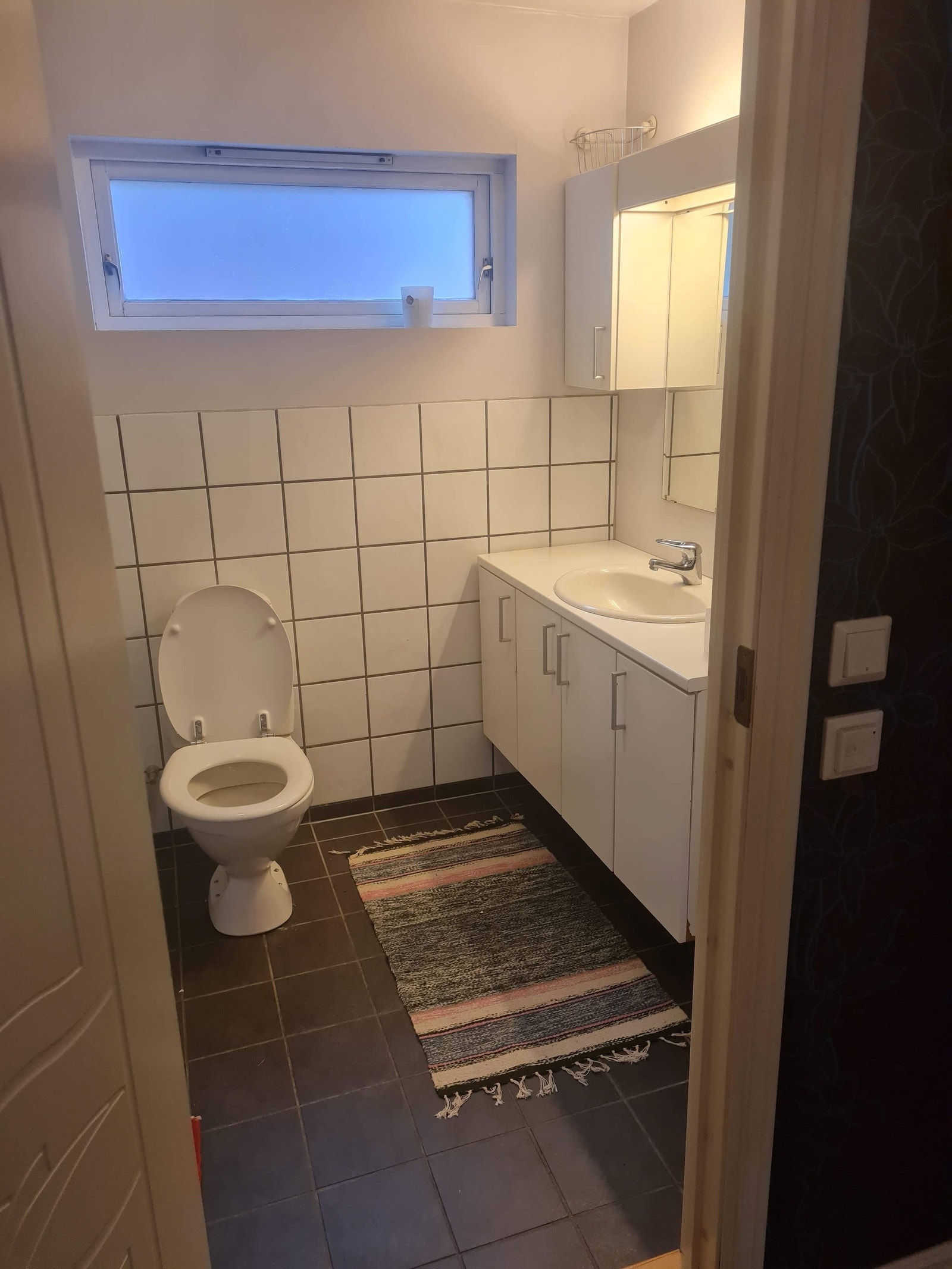 Bad med dusj og vaskemaskin Galleribilde