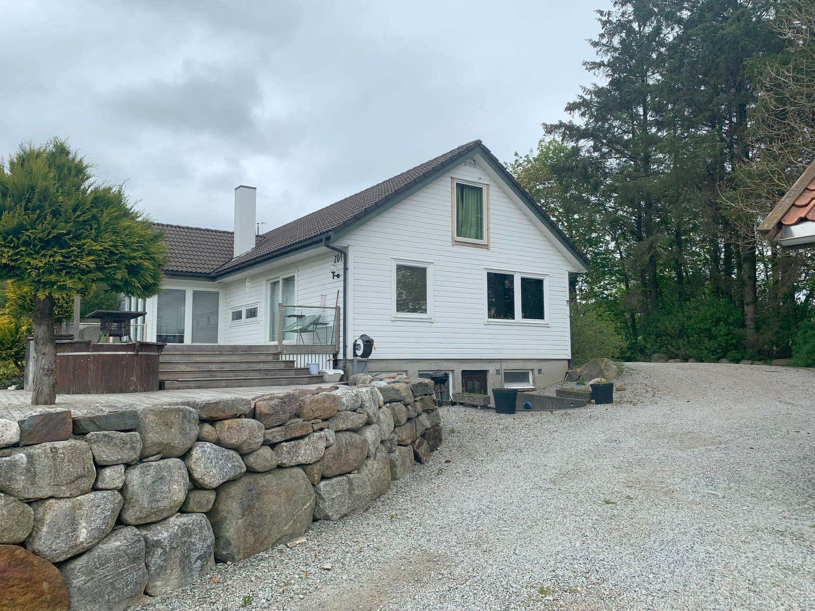 Inngangsparti ned trapp Galleribilde