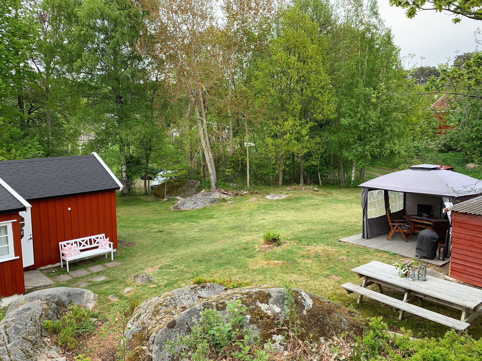 Uteområde med stor plen Galleribilde