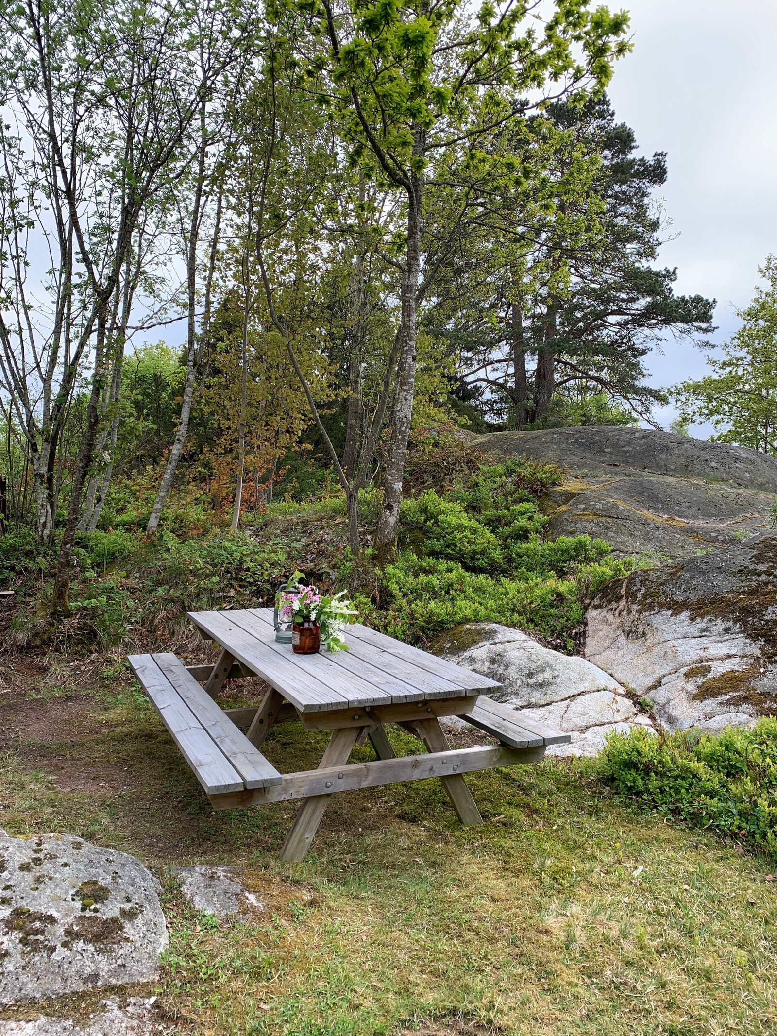Uteplass med langbenk Galleribilde