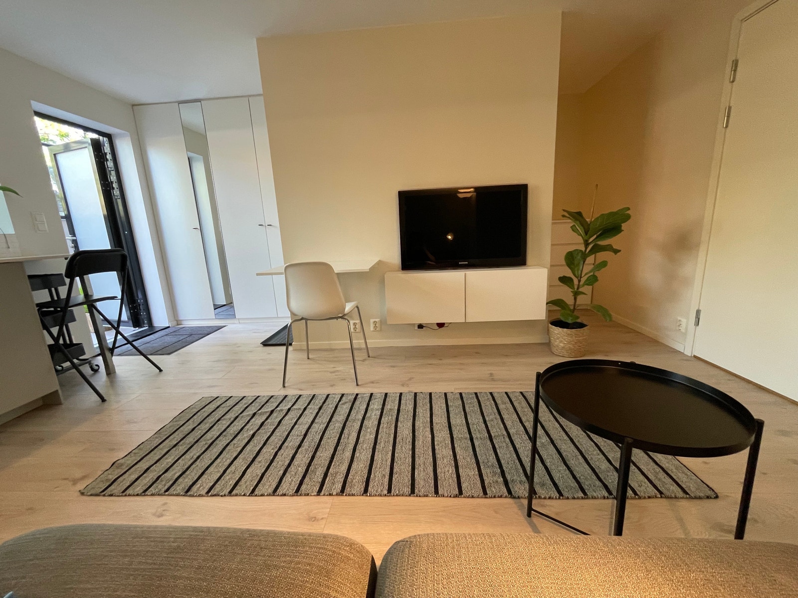 Stue med inngang til sovealkove til høyre Galleribilde