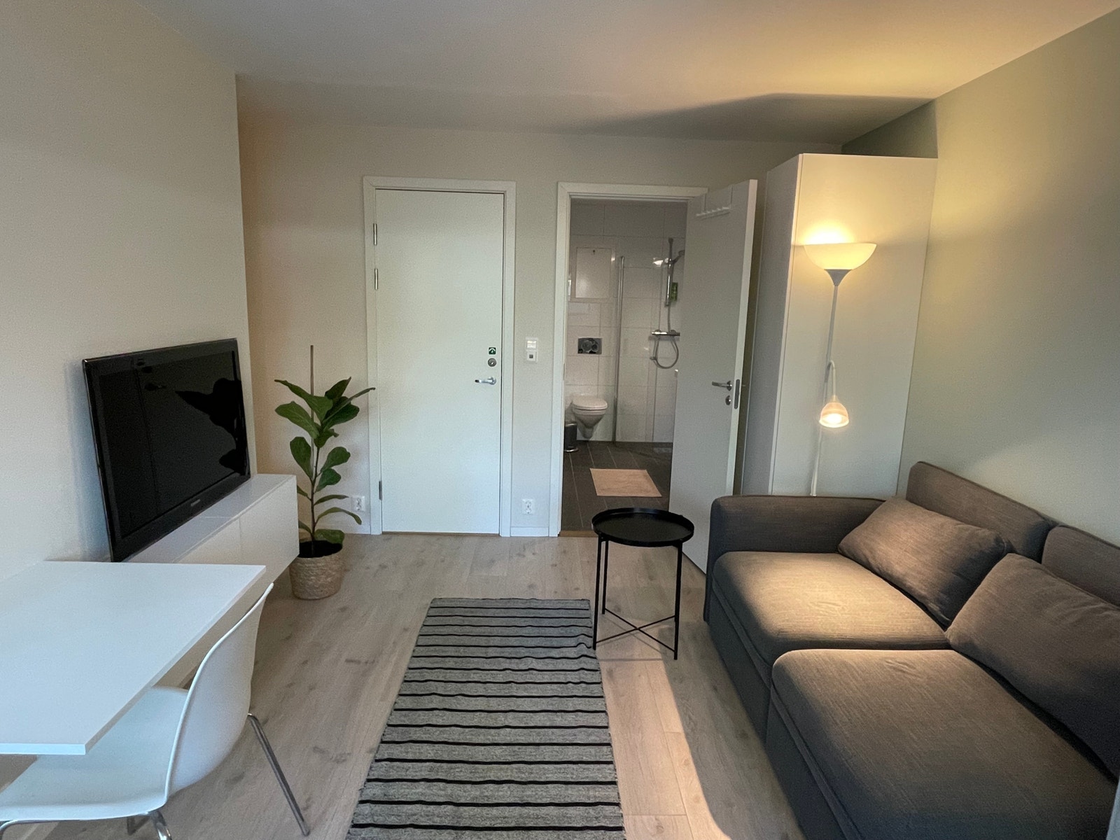 To høyskap til ved baderomsdør/bak sofaen Galleribilde