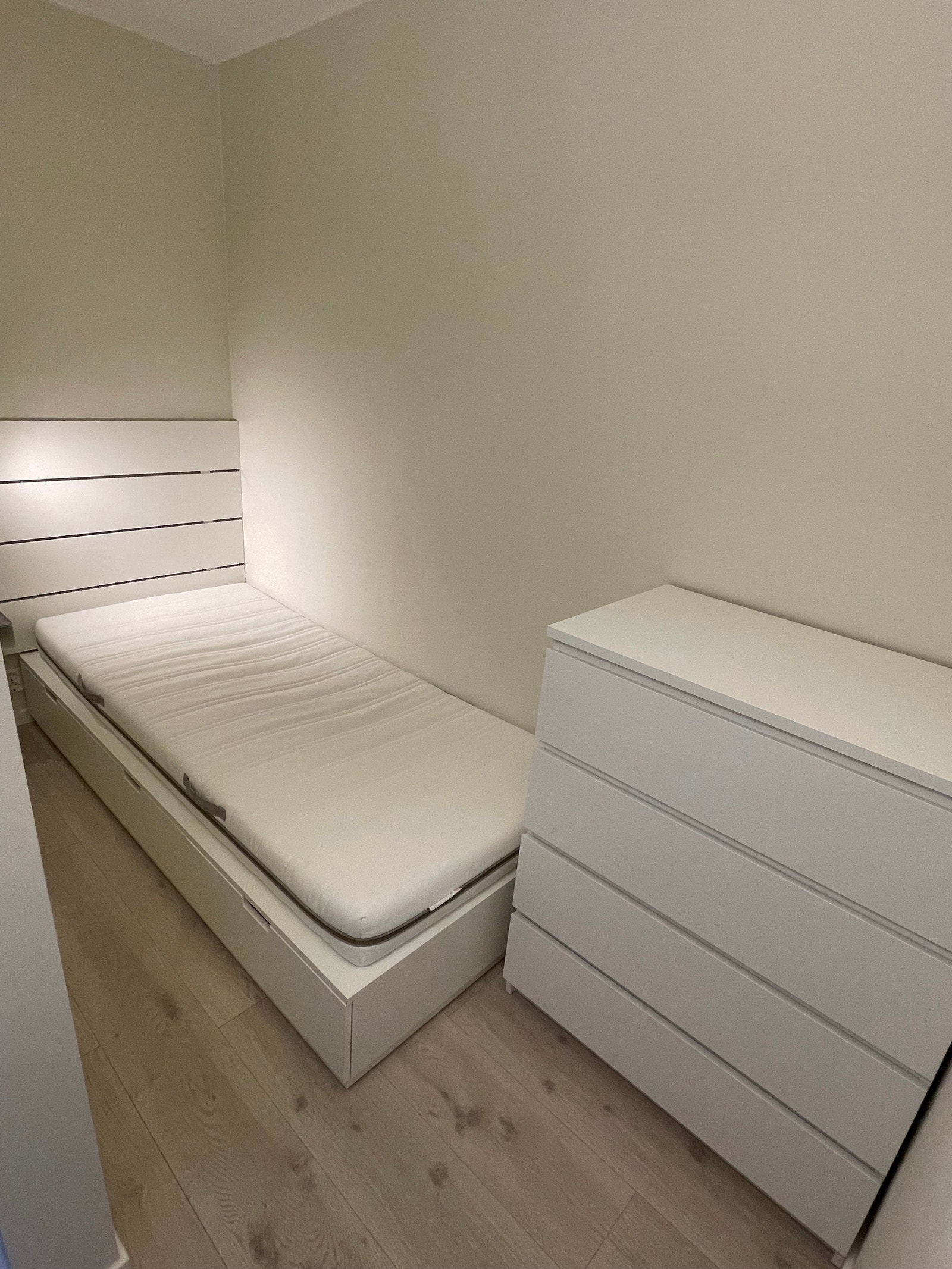 Sovealkove med 90x200 seng og kommode Galleribilde